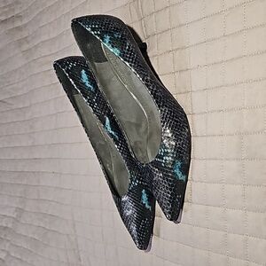 Stuart Weitzman Navy Blue Snakeskin Print Pointed Toe Kitten Heel Size 7.5